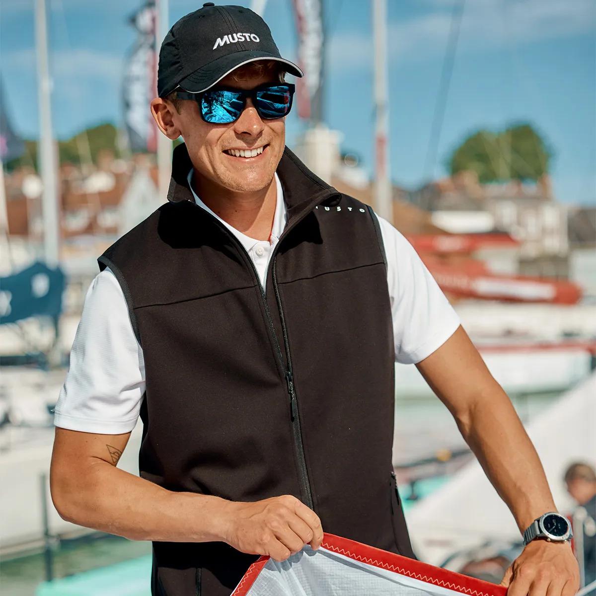 product/m/u/musto_84167-990_black_2.jpg