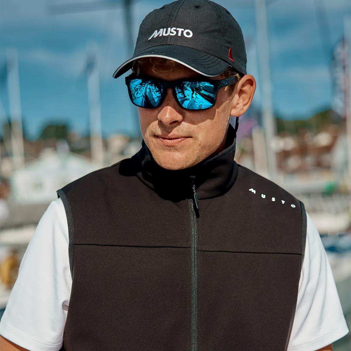 product/m/u/musto_84167-990_black_3.jpg