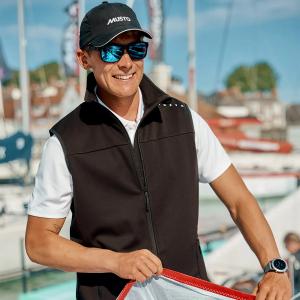 product/m/u/musto_84167-990_black_2.jpg